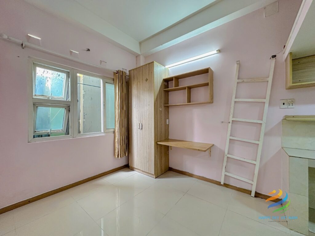 Phòng trọ có gác xép, bàn học và cửa sổ thoáng mát gần Đại học Công Thương