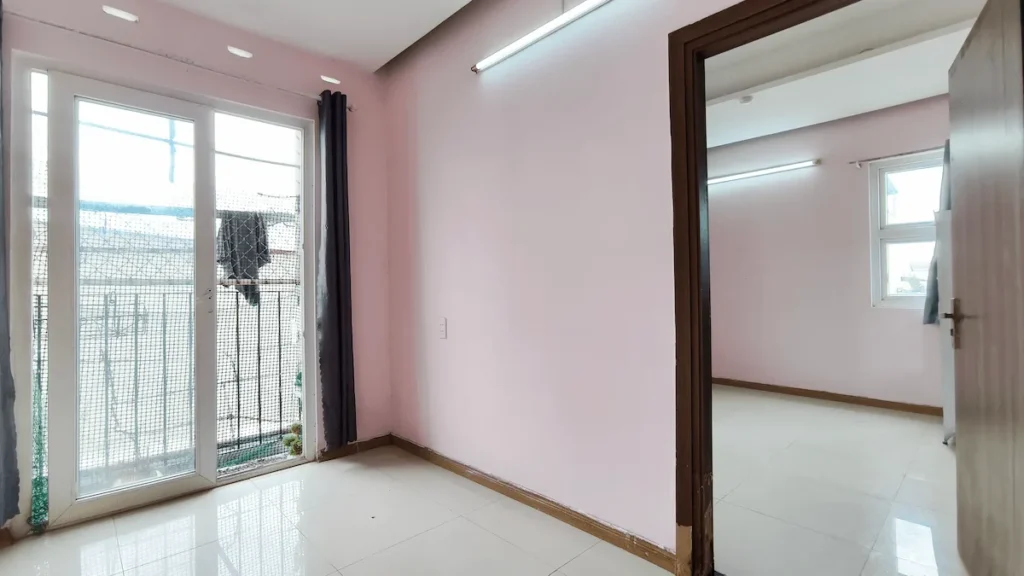 ban công căn hộ mini tân bình đón ánh sáng tự nhiên