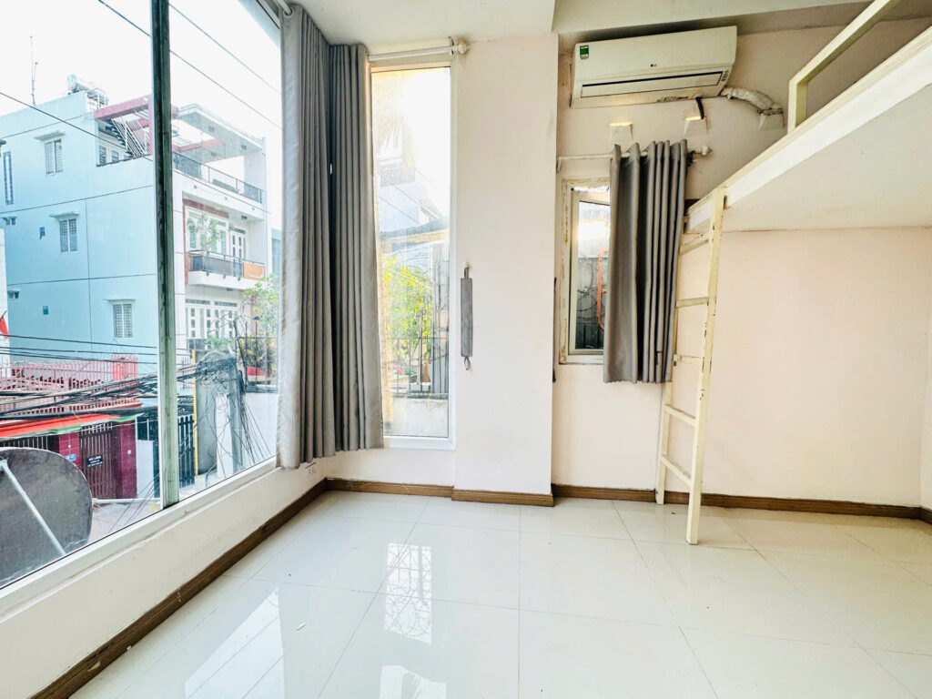 phòng trọ có view cửa kính siêu sáng, có máy lạnh và gác rộng rãi