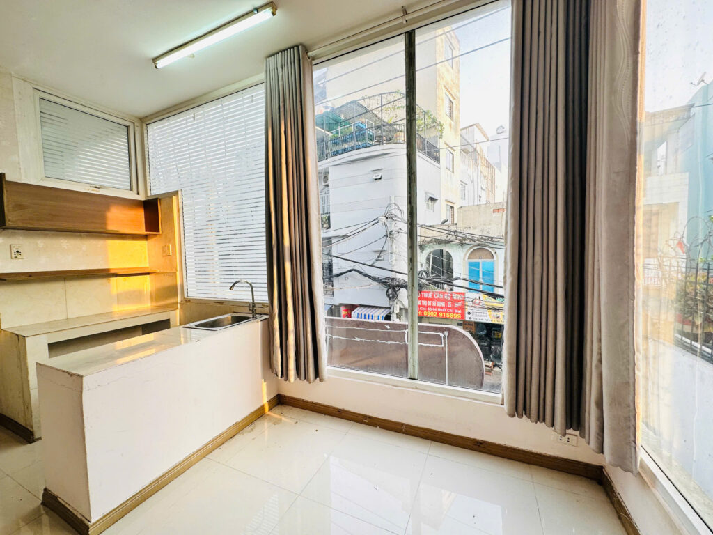 phòng trọ view cửa kính siêu sáng, có khu vực bếp rộng rãi