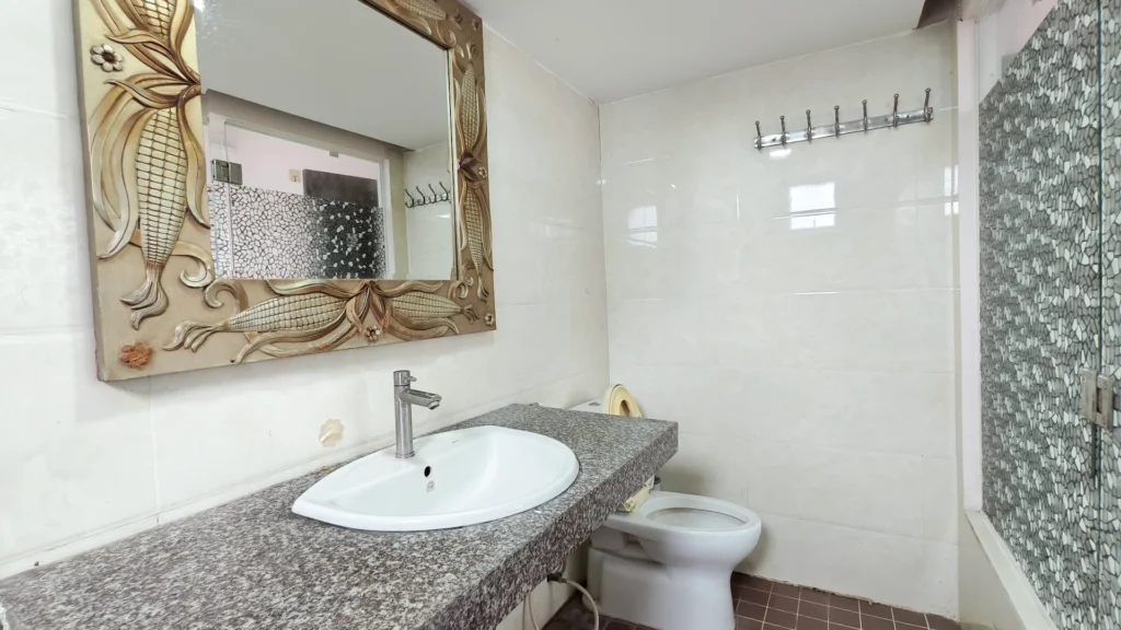 toilet phòng ngủ riêng tân bình