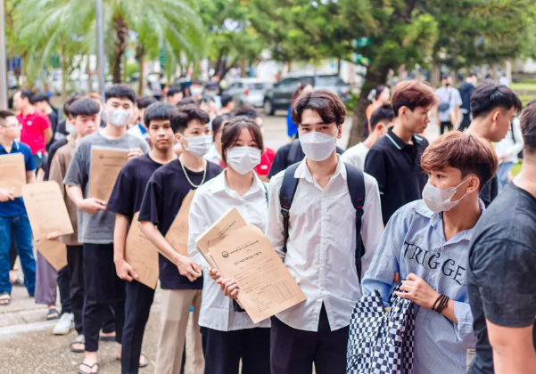 Tân sinh viên chuẩn bị hồ sơ nhập học đại học tại bàn tiếp nhận hồ sơ