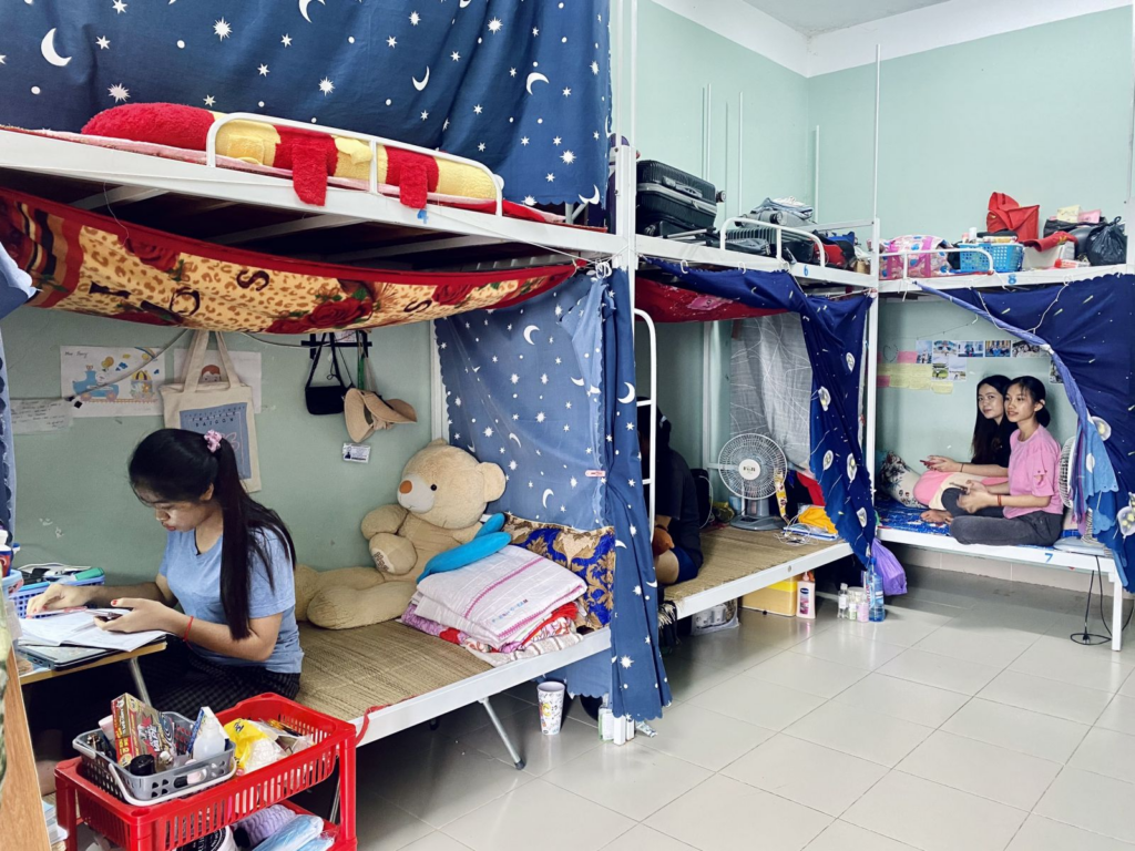 So sánh nên ở ký túc xá hay thuê phòng trọ cho sinh viên 2K8