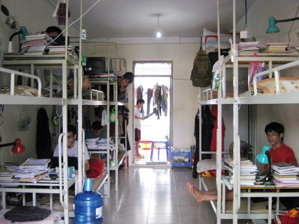 Cuộc sống tập thể trong phòng ký túc xá sinh viên